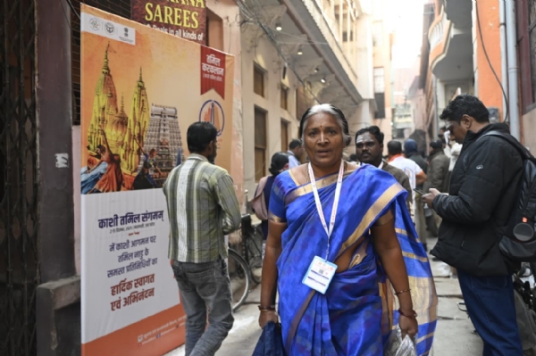 तमिल लेखकों का दल हनुमान घाट में तमिल लेखकों का दल हनुमान घाट में