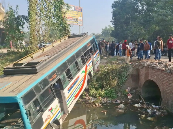 पुलिया से गिरी बस