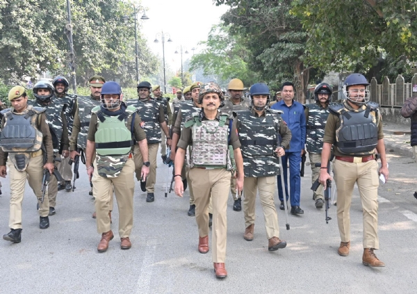 पैदल भ्रमण करते पुलिस कमिश्नर पैदल भ्रमण करते पुलिस कमिश्नर