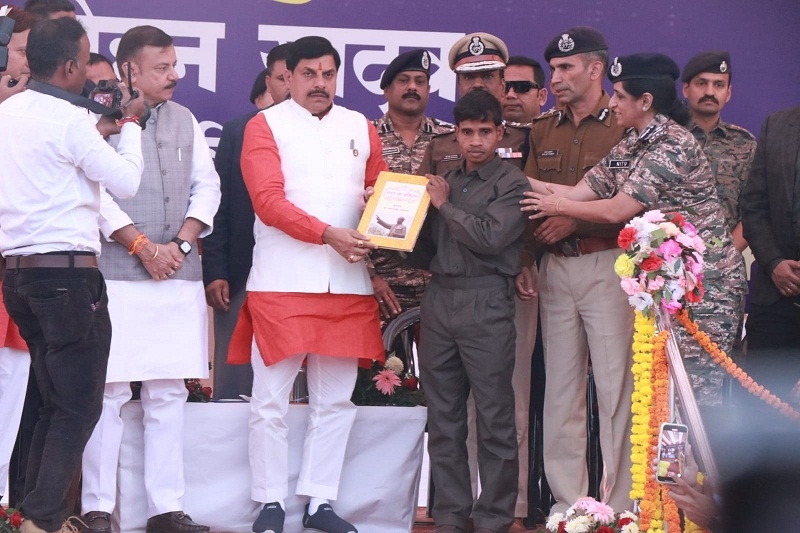 मुख्यमंत्री के समक्ष नक्सलियों ने किया आत्मसमर्पण मुख्यमंत्री के समक्ष नक्सलियों ने किया आत्मसमर्पण