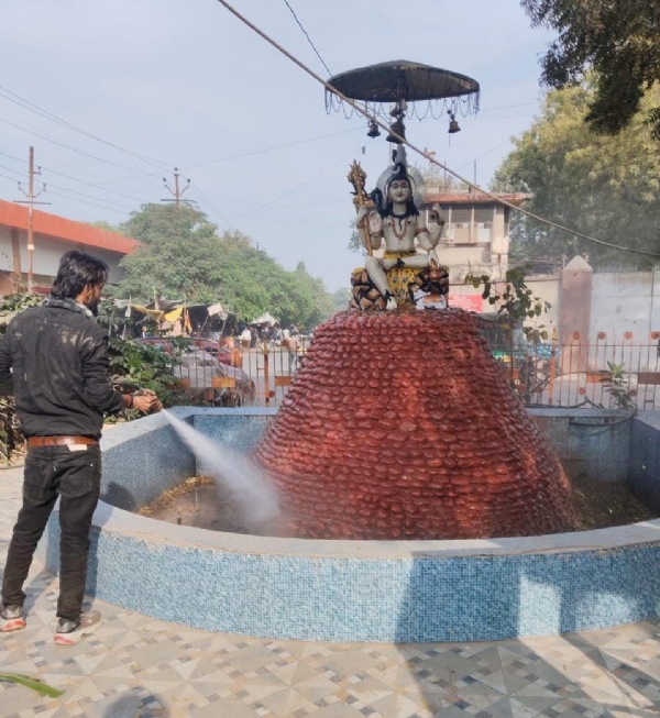 फूलबाग चौराहे पर स्थित प्रतिमा की साफ सफाई करता नगर निगम कर्मी फूलबाग चौराहे पर स्थित प्रतिमा की साफ सफाई करता नगर निगम कर्मी