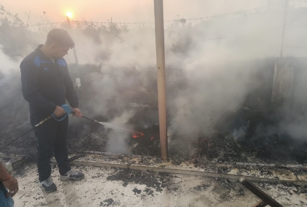 धधकती आग के बीच रेस्टोरेंट से बाहर निकलते लोग, दमकल कर्मी मौके पर जुटे धधकती आग के बीच रेस्टोरेंट से बाहर निकलते लोग, दमकल कर्मी मौके पर जुटे