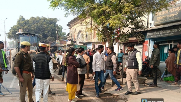 अतिक्रमण हटवाती एसडीएम सदर एवं अधिशासी अधिकारी अतिक्रमण हटवाती एसडीएम सदर एवं अधिशासी अधिकारी