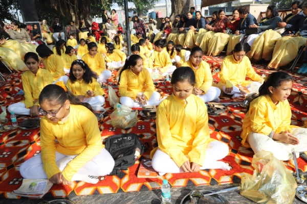 रानी तालाब पर आयोजित यज्ञ में आहूति डालते हुए बच्चे। रानी तालाब पर आयोजित यज्ञ में आहूति डालते हुए बच्चे।