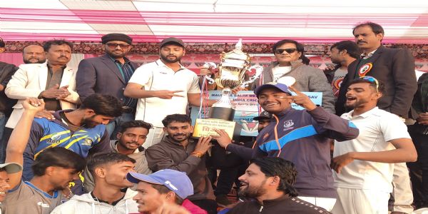 क्रिकेट के फाइनल में केजीएन ने दिल्ली को 6 विकेट से हराकर जीती ट्राफी क्रिकेट के फाइनल में केजीएन ने दिल्ली को 6 विकेट से हराकर जीती ट्राफी