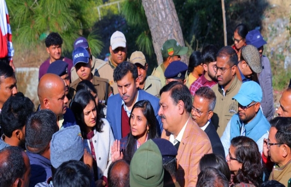 प्रमुख वन सचिव आर.के. सुधांशु, प्रमुख वन संरक्षक और आयुक्त गढ़वाल मंडल विनय शंकर पांडेय ने प्रशासनिक अधिकारियों के साथ तहसील पौड़ी के गजल्ड गांव का दौरा करते।