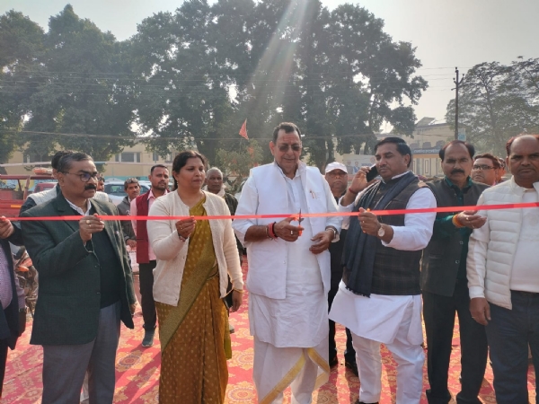 फीता काटकर कार्यक्रम का शुभारंभ करते विधायक नगर रत्नाकर मिश्र, विधायक मड़िहान रमाशंकर सिंह पटेल एवं विधायक मझवां शुचिस्मिता मौर्या।