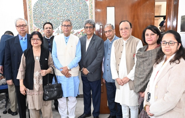 सोनीपत हरियाणा के राज्यपाल प्रो. असीम कुमार घोष अशोका विश्वविद्यालय में स्टाफ के साथ