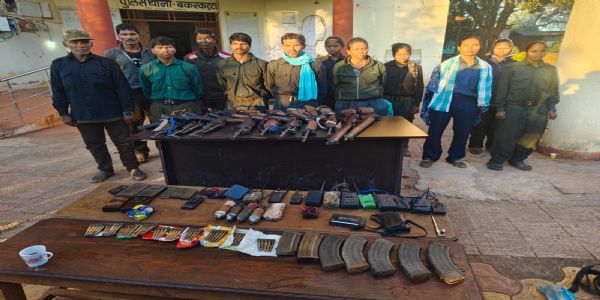 12 माओवादियों ने हथियारों के साथ किया आत्मसमर्पण