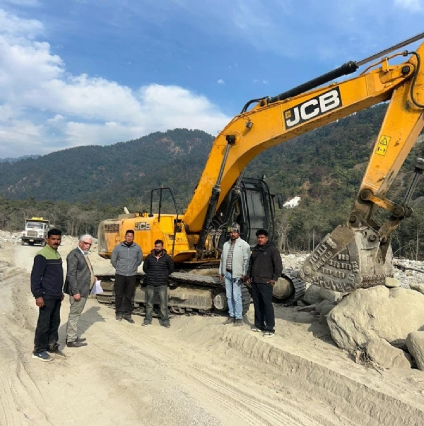 अवैध खनन में लिप्त जेसीबी मशीन