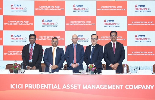 आईपीओ के लिए मूल्य दायरा जारी करते मैनेजिंग डायरेक्टर और सीईओ निमेश शाह और अन्य आईपीओ के लिए मूल्य दायरा जारी करते मैनेजिंग डायरेक्टर और सीईओ निमेश शाह और अन्य