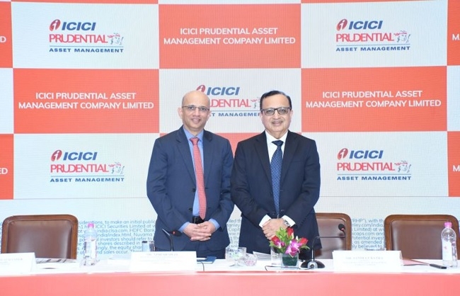 आईपीओ के लिए मूल्‍य दायरा जारी करते मैनेजिंग डायरेक्टर और सीईओ निमेश शाह और अन्‍य