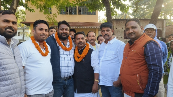 अररिया फोटो:विधायक का स्वागत करते कार्यकर्ता