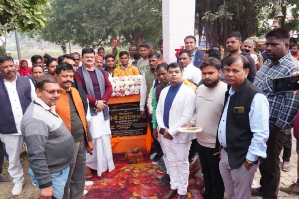 महापौर ने स्थानीय निवासियों की मौजूदगी में किया शिलान्यास