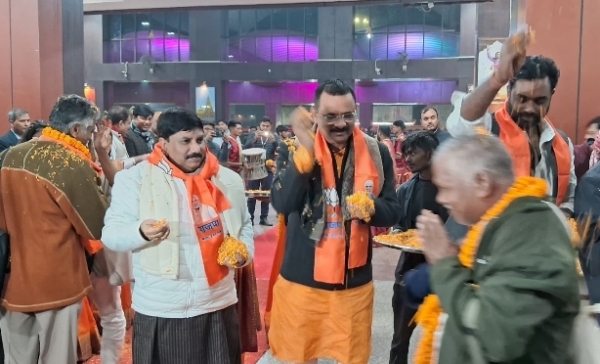 बनारस रेलवे स्टेशन पर तमिलनाडु डेलीगेट्स का स्वागत बनारस रेलवे स्टेशन पर तमिलनाडु डेलीगेट्स का स्वागत