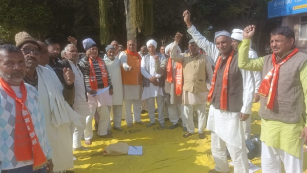 बागपत कलेक्ट्रेट पर धरना प्रदर्शन