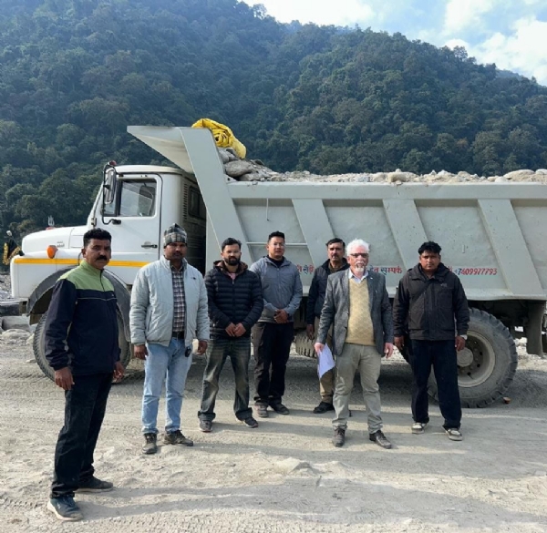 प्रशासन द्वारा जप्त कीया गया टिप्पर