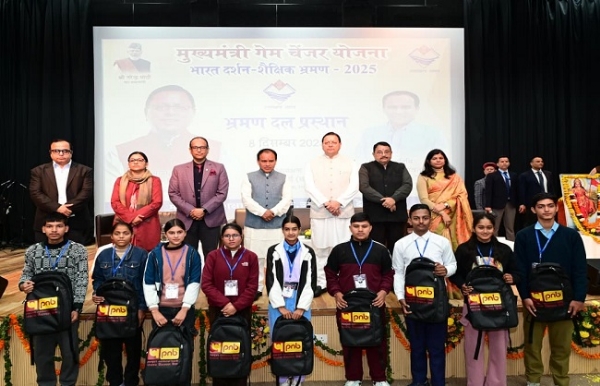 मुख्यमंत्री पुष्कर सिंह धामी भारत दर्शन शैक्षिक भ्रमण के लिए छात्रों के दल को हरी झंडी दिखाकर रवाना करते।