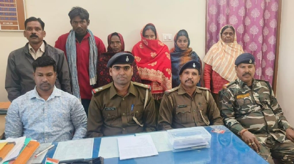 प्रेसवार्ता कर जानकारी देते थाना प्रभारी व गिरफ्तार आरोपी प्रेसवार्ता कर जानकारी देते थाना प्रभारी व गिरफ्तार आरोपी