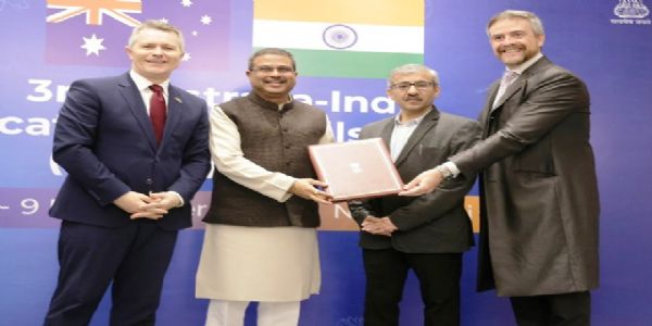 केंद्रीय शिक्षा मंत्री धर्मेंद्र प्रधान सोमवार को यहां ऑस्ट्रेलिया के शिक्षा मंत्री जेसन क्लेयर को ‘लेटर ऑफ इंटेंट’ सौंपते हुए