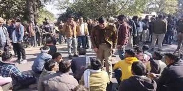 छतरपुर: खाद संकट से नाराज किसानों ने किया चक्काजाम, खजुराहो जा रहे मंत्रियों की आवाजाही भी प्रभावित
