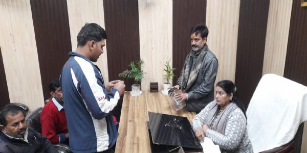 दस लाभार्थिओं को लकी ड्रा से मिली दुकानें