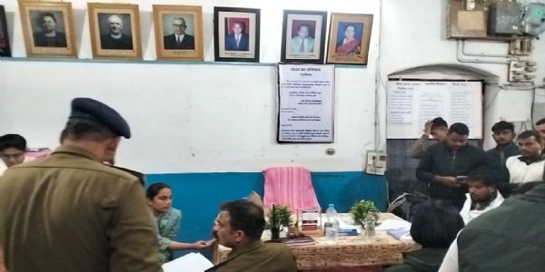 सिवनीः मिशन स्कूल सिवनी में शिकायत के बाद प्रशासनिक अधिकारियों का निरीक्षण, प्रार्थना पद्धति को लेकर छात्रों के बयान दर्ज