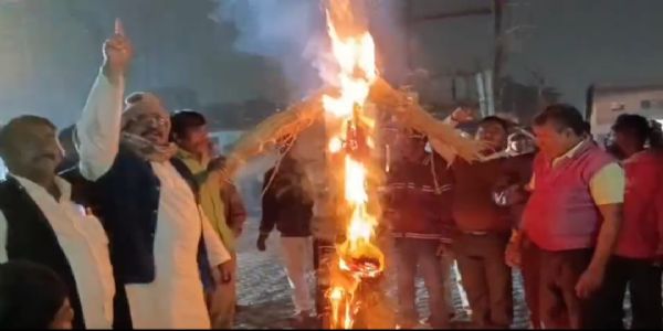 भुईयाडीह में घरों पर बुलडोज़र कार्रवाई के विरोध में पुतला दहन