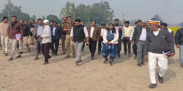 सीएम के संभावित कार्यक्रम को लेकर डीएम एसपी ने दौलतपुर गांव का किया निरीक्षण