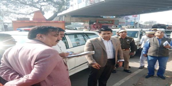 हाथरस में अवैध होर्डिंग व यूनीपोल हटाने के निर्देश, डीएम बोले- ये लाेगाें की सुरक्षा के लिए खतरा