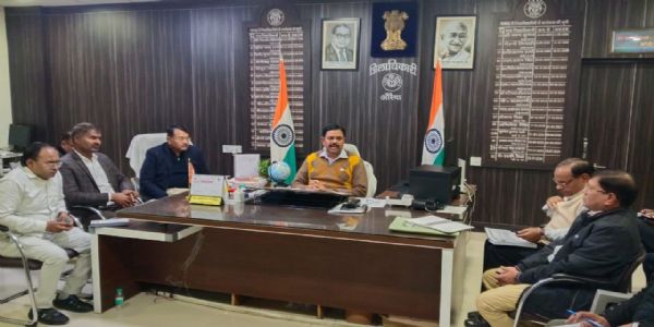 आवारा मवेशियाें व कुत्तों की धरपकड़ के लिए चलाए अभियान : जिलाधिकारी