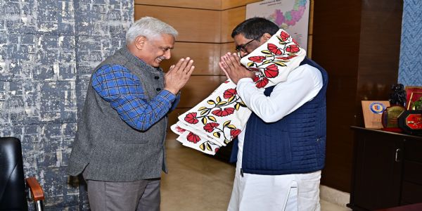 विनोबा भावे विश्वविद्यालय के कुलपति ने मुख्यमंत्री सोरेन को अपनी पुस्तक शिक्षा, समाज और राजनीति की भेंट