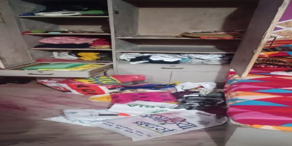 चोरों ने दिन दहाड़े 12 लाख नगद और लाखों के उड़ाए जेवर