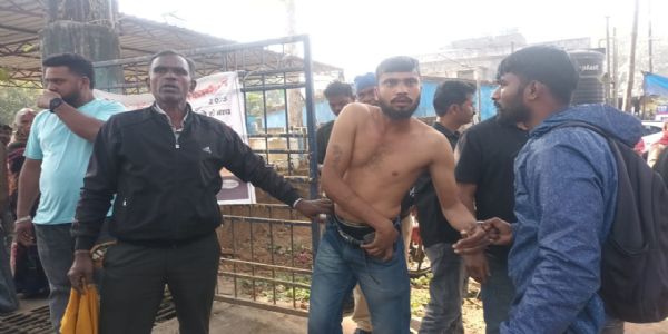 पत्नी और बच्चों को छोड़ प्रेमिका के संग रह रहे युवक को ससुर ने किया  पुलिस के हवाले