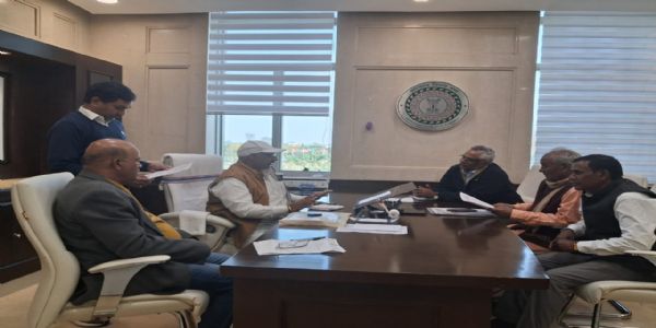 निगम कर्मियों की समस्याओं पर श्रम मंत्री को सौंपा ज्ञापन