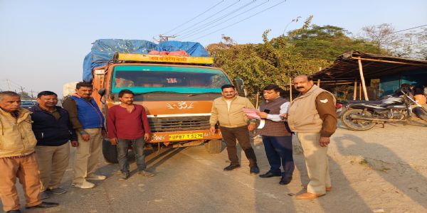 फर्रुखाबाद में चेकिंग के दौरान सात ट्रक सीज