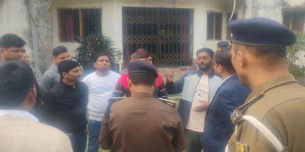 अवैध रूप से रह रहे छात्रों को मंगलवार तक खाली करने का निर्देश