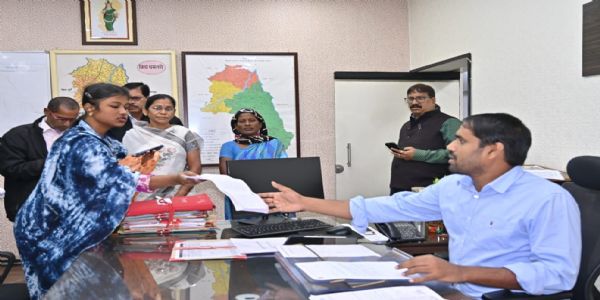 कलेक्टर जनदर्शन में मिले कुल 54 आवेदन, कार्रवाई के दिए गए निर्देश