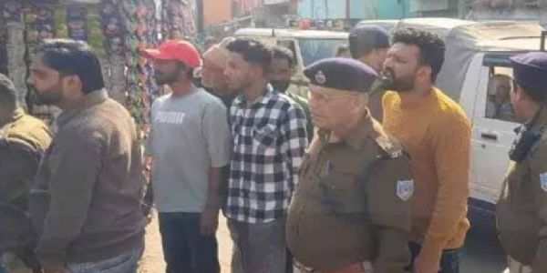 दो गुटों में हिंसक झड़प, भारी संख्या में पुलिस बल तैनात