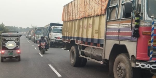 सड़क हादसे में पिता - पुत्र की मौत, मुआवजे की मांग को लेकर जाम