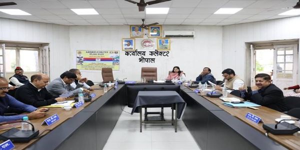 पराली जलाने को लेकर ग्राम पंचायत में चौपाल लगाकर किसानों को करें जागरूकः सीईओ इला तिवारी