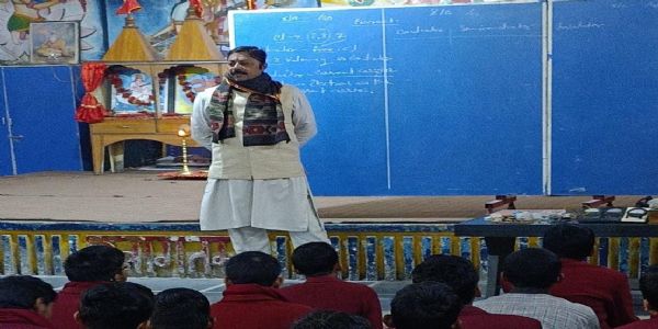 छात्रों के लिए भौतिकी की विशिष्ट कक्षा का आयोजन