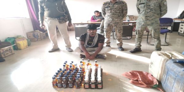 अवैध शराब के साथ तस्कर गिरफ्तार, पुलिस ने शराब किया नष्ट