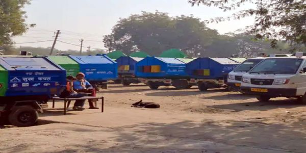 हिसार : नगर निगम की कचरा उठाने वाली गाड़ियों के चालक व हेल्पर हड़ताल पर