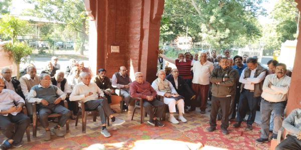 जेएनवीयू में पेंशनर्स का धरना-प्रदर्शन : तीन महीने से नहीं मिली पेंशन, आर्थिक संकट बढ़ा