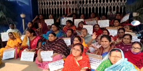 जल निकासी की मांग पर एगरा-दो बीडीओ कार्यालय का घेराव