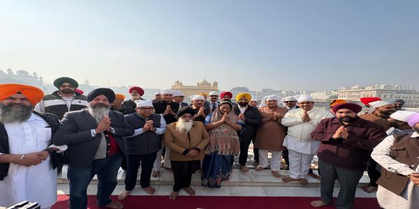 (अपडेट) दिल्ली की मुख्यमंत्री ने कैबिनेट सहयोगियों के साथ स्वर्ण मंदिर में माथा टेका