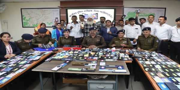 मप्रः पुलिस ने विभिन्‍न जिलों में गुम हुए दो करोड़ से अधिक के 944 मोबाइल खोजकर मालिकों को सौंपे