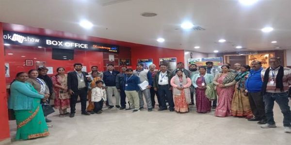 जबलपुरः एसआईआर में श्रेष्‍ठ प्रदर्शन करने वाले बीएलओ को दिखाई गई मूवी, गिफ्ट वाउचर भी दिये गये