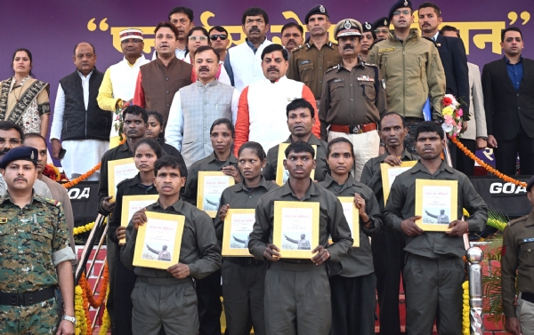 मुख्यमंत्री डॉ. मोहन यादव के समक्ष बालाघाट में 10 नक्सलियों ने अपने हथियार सहित समर्पण किया।